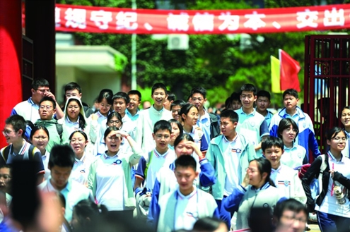 今年济南市(不含莱芜区、钢城区)高中阶段学校招生总计划为96326人。图为13日,在山东省实验中学考点,考生自信走进考场。记者 赵天羿 摄